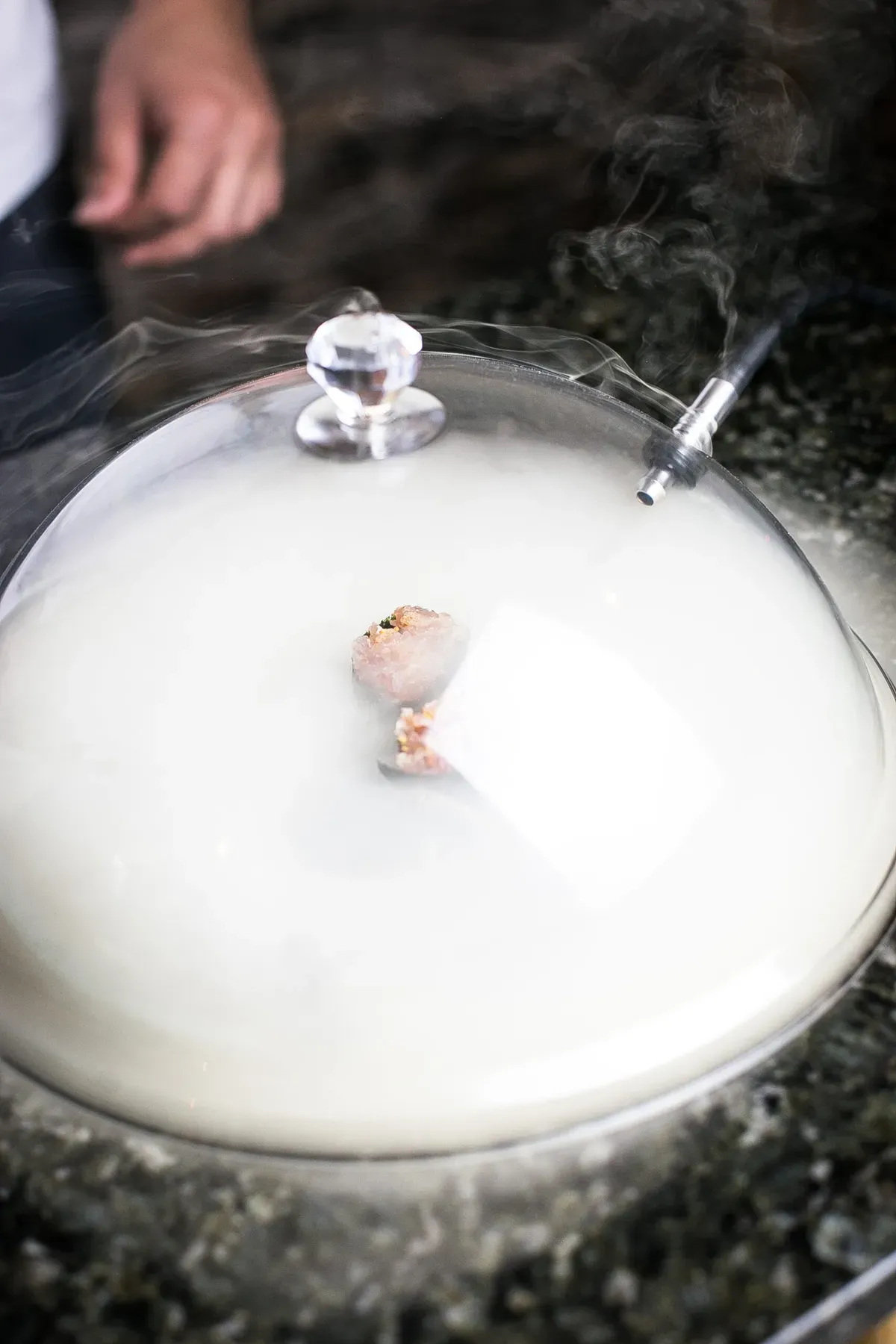 Chef servindo molho ponzu