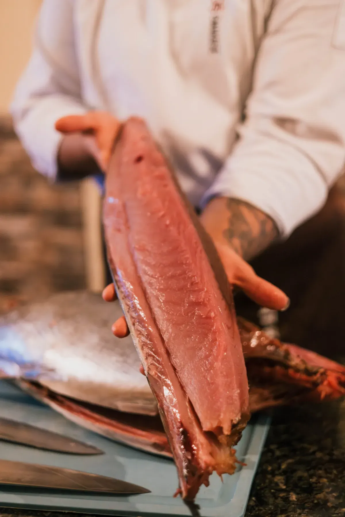 Chef Weverton Freitas preparando sushi